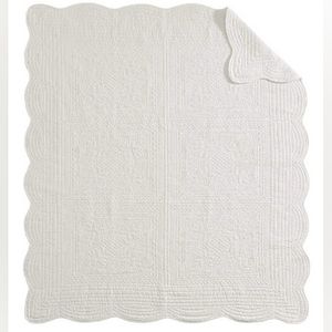~Brand New~MADISON PARK Luxe Tuscany Scallopped Edge White Oversized Quilt